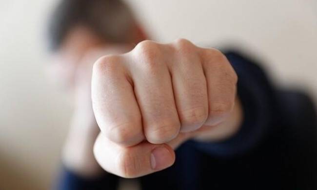 Весь пол залит кровью: под Харьковом пострадавший в ДТП избил врача и медсестру  фото