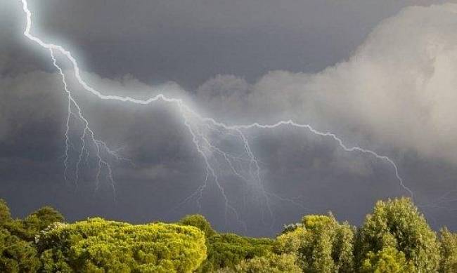 На Украину обрушатся мощные ливни и грозы: где будет хуже всего фото
