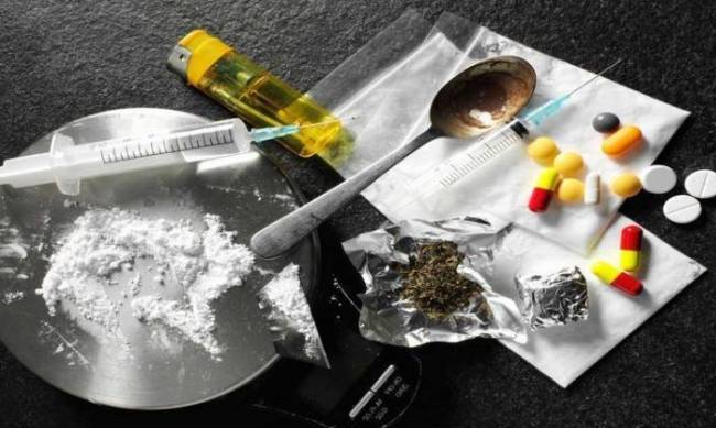 В Запорожье у нескольких граждан патрульные изъяли запрещенные предметы  фото