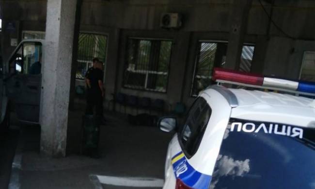 ЧП на автовокзале: мужчина упал и не подает признаков жизни  фото