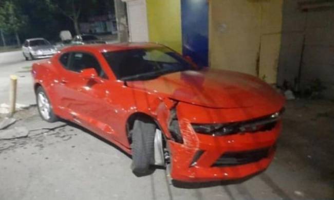 Уходя от столкновения с авто, Chevrolet Camaro вылетел на тротуар фото
