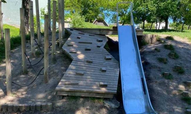 В Ровно ребенок лишился пальца после катания на горке: сколько же можно терпеть? фото