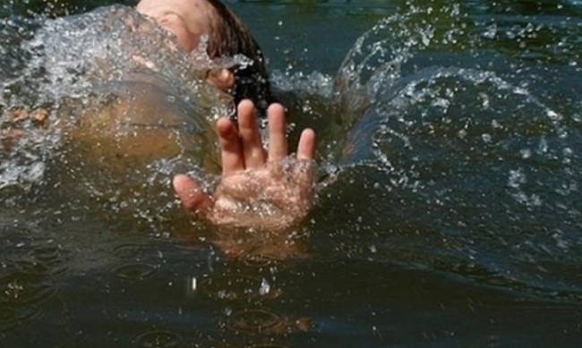 На Бердянской косе едва не утонули двое детей фото