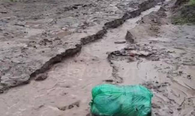 В Запорожье по улице разлилась грязевая река фото