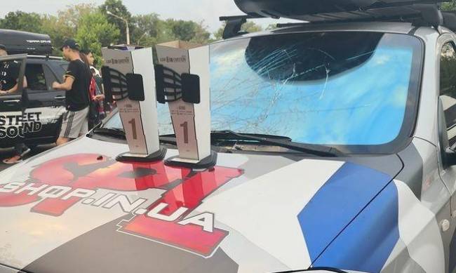 В машине мелитопольского любителя автозвука лопнуло лобовое стекло  фото