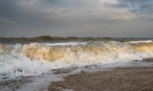 На Азовское море надвигается шторм - высота волн достигнет 2 метров фото