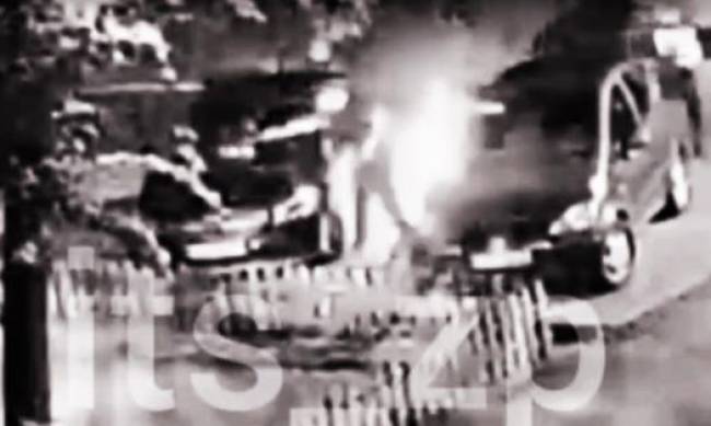 Появилось видео поджога автомобиля в Запорожье фото