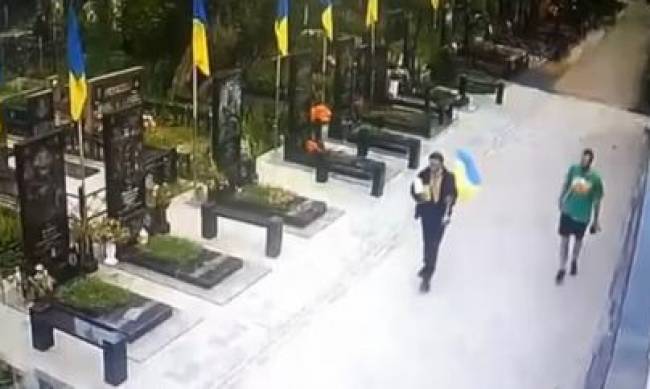 В Полтаве неизвестные сорвали государственный флаг с могилы ветерана АТО фото