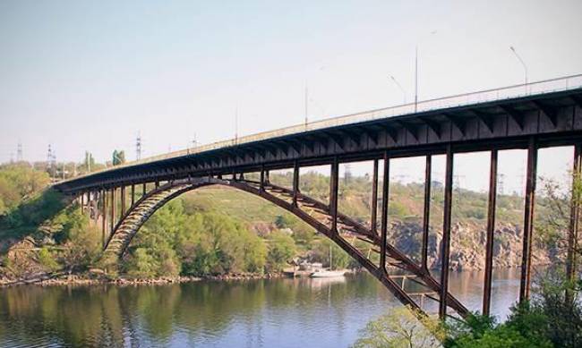 В Запорожье 17-летний парень упал с Арочного моста фото