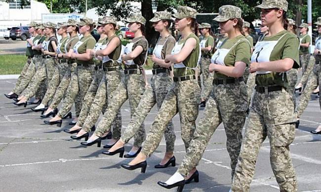 «Военный квартал»: украинцы возмущены репетицией парада ко Дню независимости - курсантки будут маршировать на каблуках фото