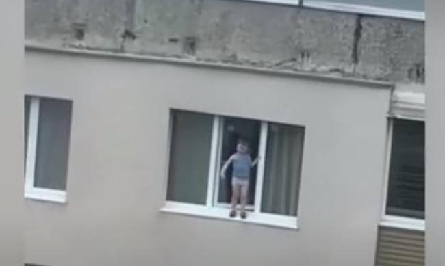 Под присмотром бабушки 4-летний малыш гулял по подоконнику на девятом этаже в Мариуполе фото