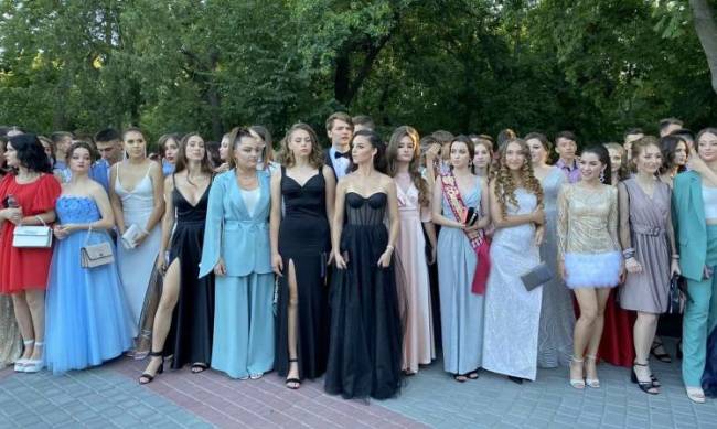 В Мелитополе с размахом отмечают общегородской выпускной  фото