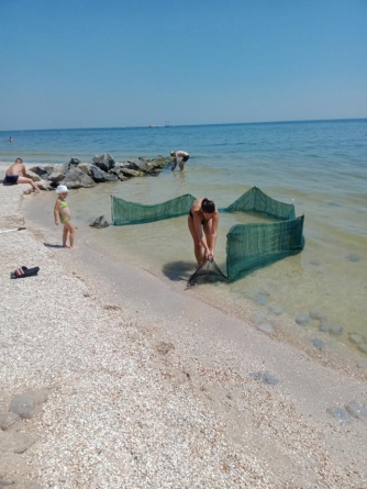 Помоги себе сам - в Кирилловке отдыхающие придумали, как защититься от медуз (фото, видео)