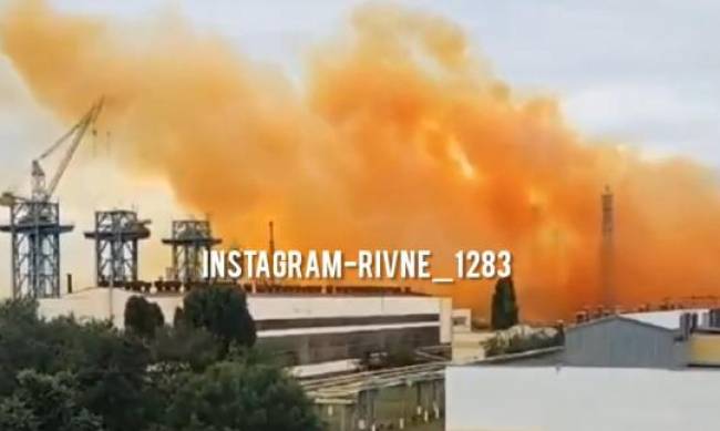 Людей просят не выходить на улицу: на ровенском химзаводе произошел взрыв фото