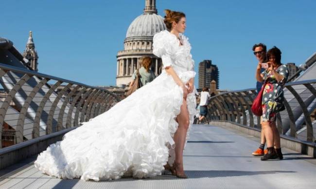 В Великобритании создали свадебное платье из защитных масок фото