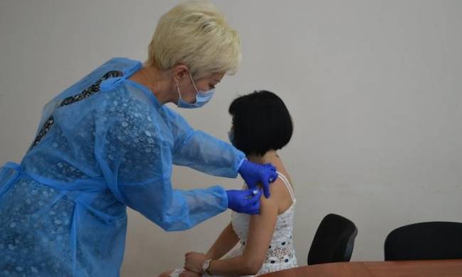 Мелитопольские чиновники массово вакцинировались от коронавируса фото