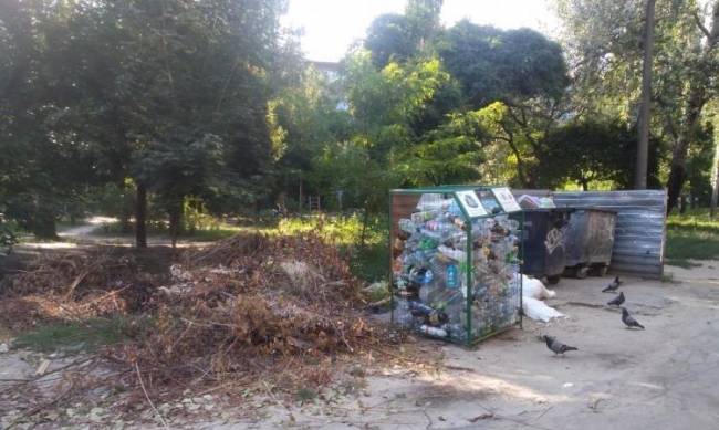 Невозможно открыть окна: мелитопольцы задыхаются из-за мусорки возле дома  фото