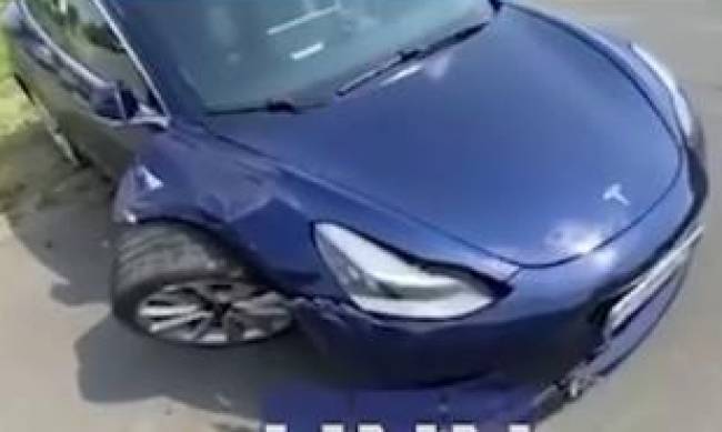 В Киеве 9-летний мальчик за рулем Tesla протаранил легковушку автошколы фото