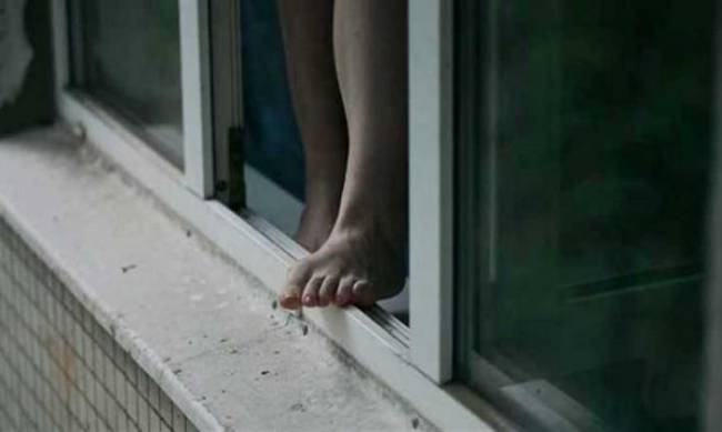 Женщина разбилась насмерть, выпав из окна многоэтажки в Мелитополе  фото