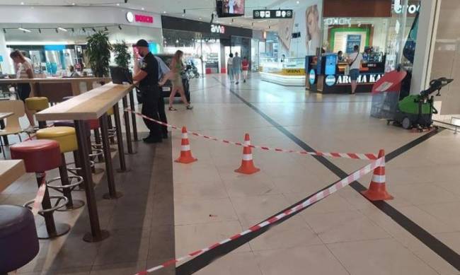 Драка с поножовщиной в торговом центре Запорожья: один в больнице, другой задержан фото