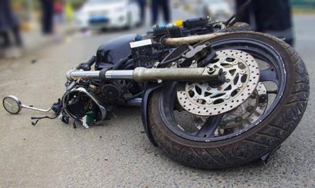 Под Мелитополем мужчина во время движения упал с мотоцикла фото