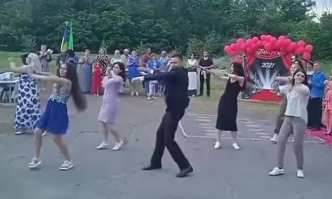 Директор школы отжёг на выпускном под русскую попсу: видео танца вызвало споры в сети фото