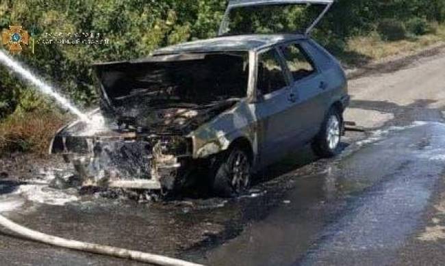 ЧП в Пологовском районе: во время движения загорелся автомобиль фото