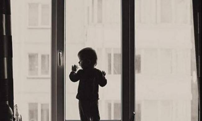 Маленькая девочка выпала из окна 4-го этажа в Бердянске фото