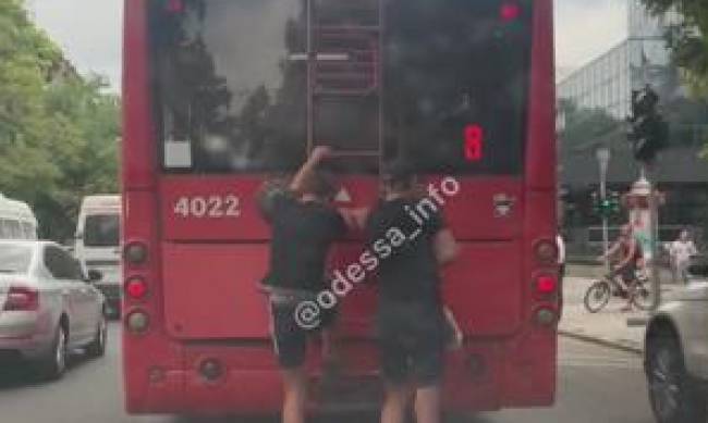 В Одессе подростки на самокате  прицепились к троллейбусу и прокатились на нем фото