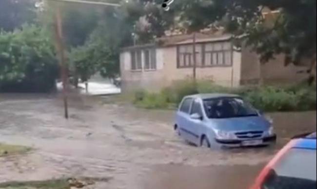 Дождь и ураганный ветер: в Мелитополе затопило улицы и срывало крыши  фото