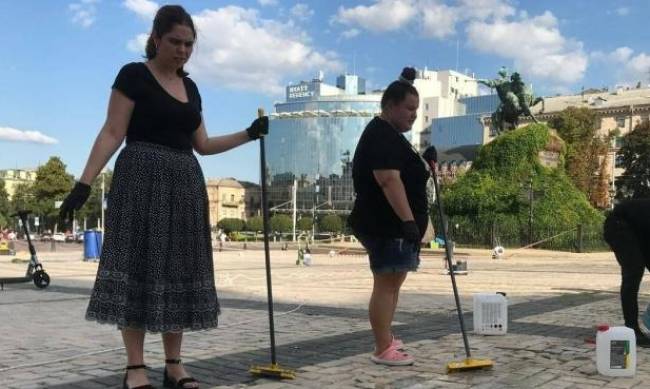 Alyonу Alyonу обвинили в пиаре во время уборки на Софиевской площади фото