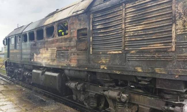 Под Ровно на ходу загорелся поезд  - люди пытались потушить возгорание сами фото