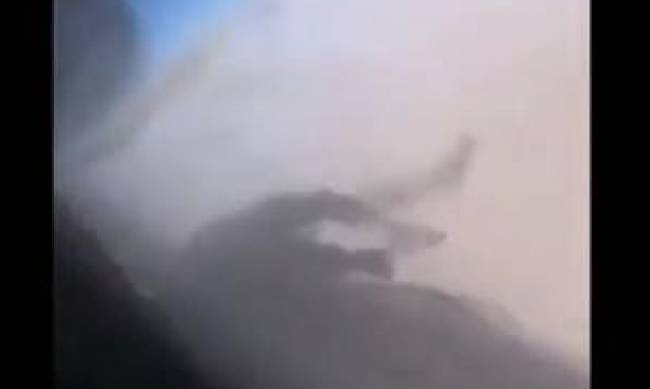 Опубликовали жуткое видео попытки афганца улететь на фюзеляже самолета фото