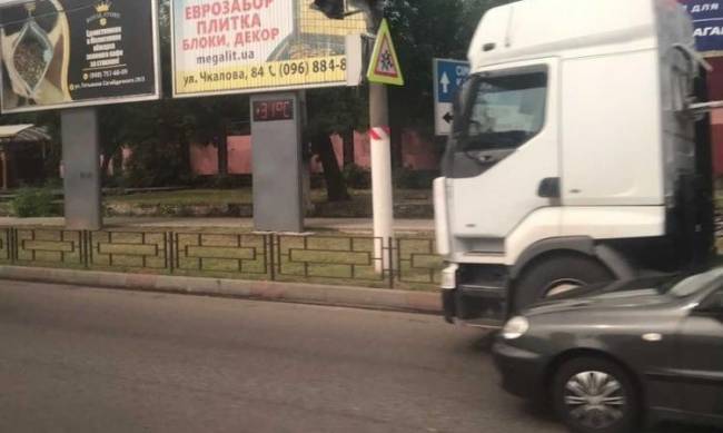 В Мелитополе из-за фуры водители попали в пробку фото