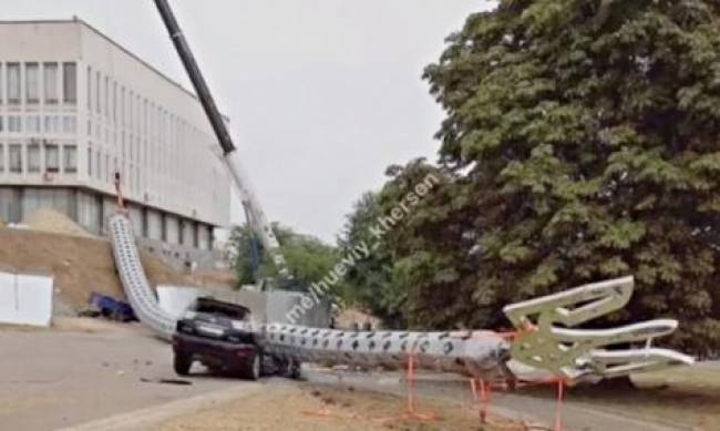 В Херсоне 73-метровый флагшток упал и раздавил элитную иномарку фото