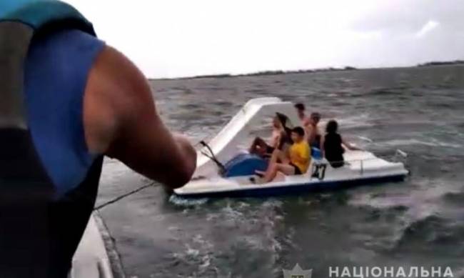 Пятерых подростков из детского лагеря унесло на катамаране в море под Геническом фото