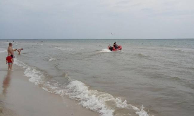 Трагедия на курорте Херсона: тело мужчины, которого с сыном унесло в море, нашли в Крыму фото
