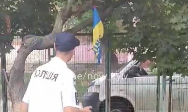 В Киеве школьники сожгли флаг Украины фото