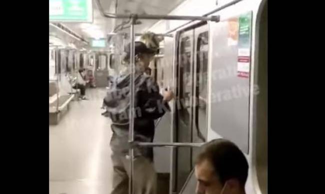 В Киеве пьяные подростки обрисовали вагон метро - момент попал на видео фото