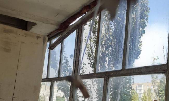 В Мелитополе ветер срывал балконную раму - понадобилась помощь спасателей фото