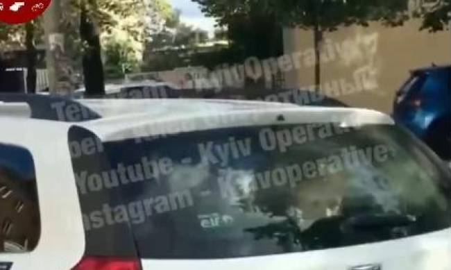 В Киеве водитель такси прокатил ребенка в багажнике: в сеть попало видео фото