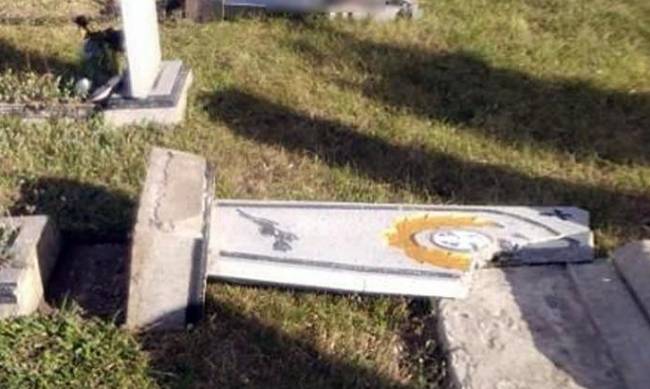 7-летние дети разгромили кладбище под Полтавой фото