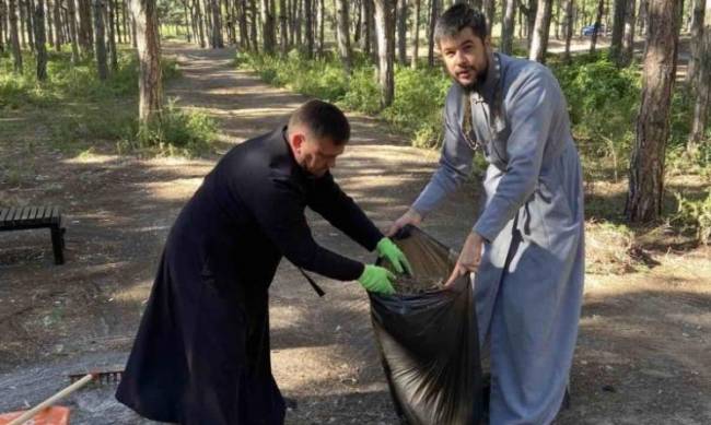 Мелитопольские священники устроили субботник в лесопарке фото