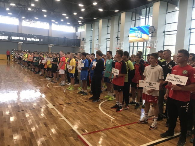 На гандбольном турнире в Мелитополе символичное количество участников фото