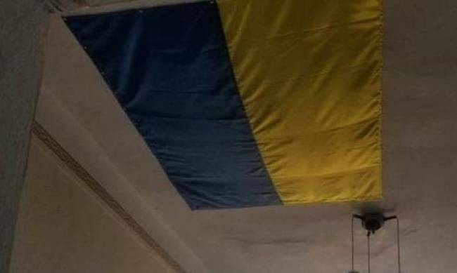 Чиновники в Николаеве отремонтировали дыру в потолке флагом Украины фото