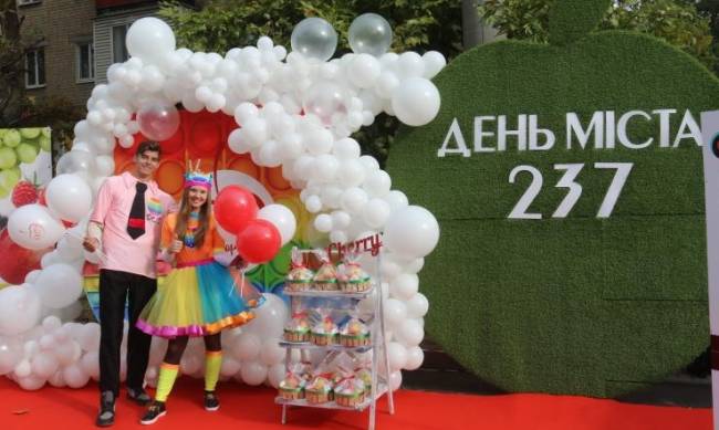 Камерунская коза, мобильный дом и сотни роз: чем удивляли горожан на ярмарке фото