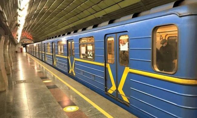 В Киеве детский самокат остановил всю ветку метро фото