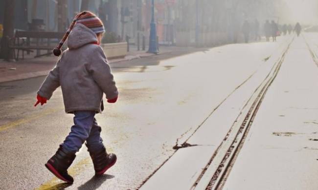 Под Киевом воспитатели детсада во время прогулки потеряли 2-летнего ребенка: его даже не пытались искать фото