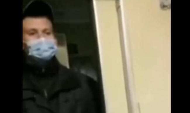 Полицейские пытались задержать начальника поезда из-за маски на вокзале  Львова фото