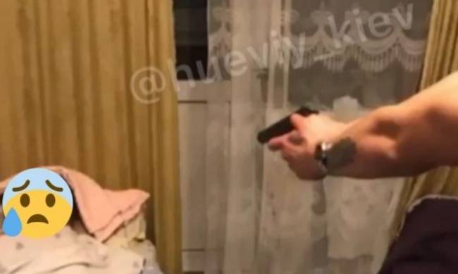 Направляли пистолет, махали кулаками: в Киеве подростки ради видео издевались над лежачей старушкой фото